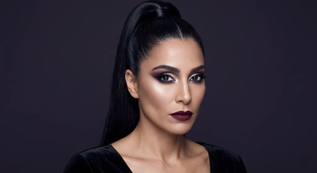 Koel platina halo-oog met diep aubergine binnen, koel zwart buiten, grafische zwarte wing en vampy ossenbloed lip op Diepe Winter kleuring