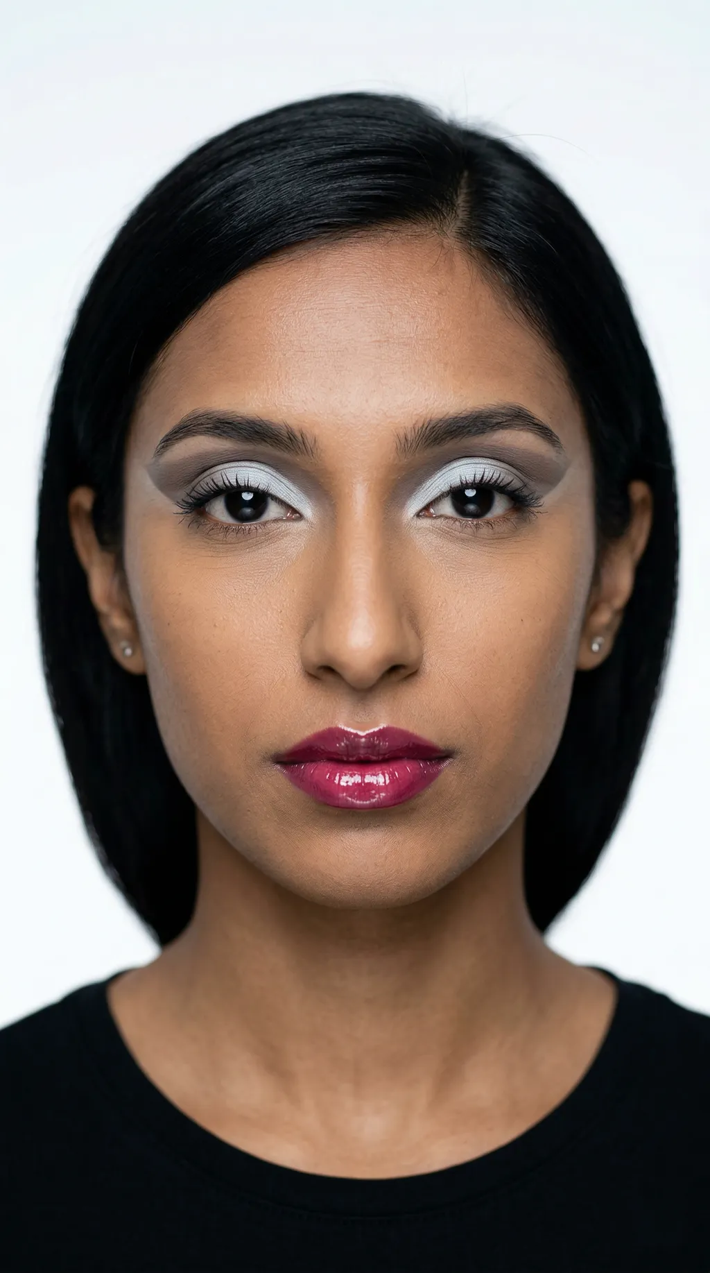 Præcis cut crease øjenskygge med en glossy bær-læbe