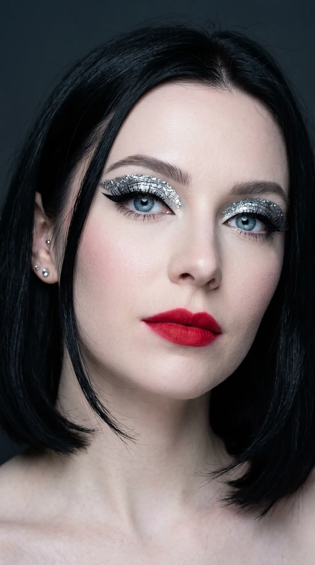 Glitter-øjenlook parret med en mat lip stain for at holde tekstur under kontrol