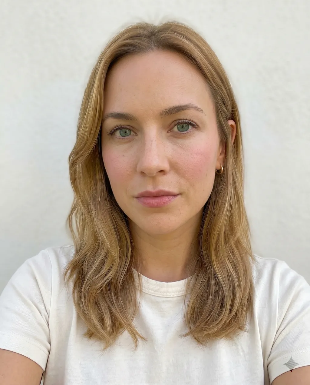 Selfie met zichtbare foundation en concealer die de natuurlijke huidskleur veranderen