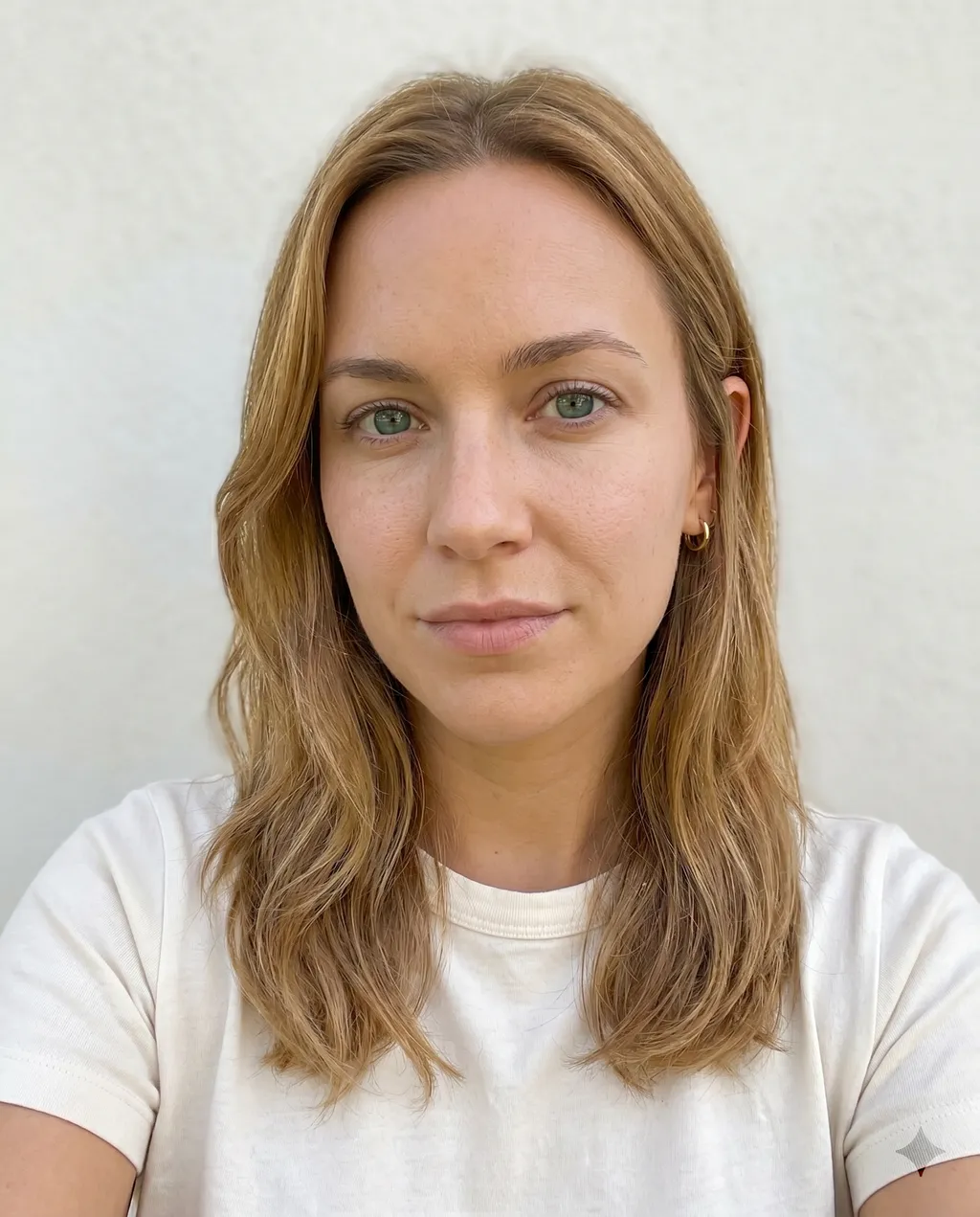 Selfie zonder make-up met natuurlijke huidskleur na het verwijderen van alle make-up